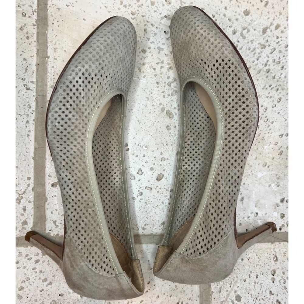 Elia. B London Women’s Perforated Tan Pump Closed Toe 2 1/2 inch Heels Sz 5.5 - Picture 7 of 10